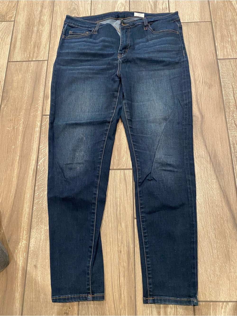 Women’s Skinny Jeans in Dark Blue Denim